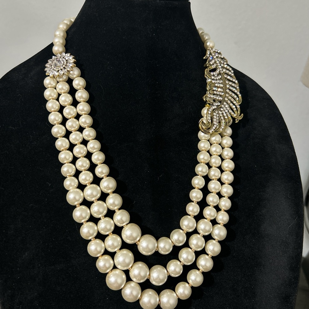 Elegant Cream Pearl Necklace with Gold Accents
